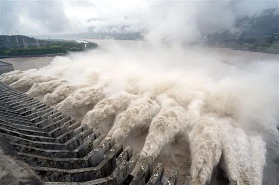 8月22日，三峡大坝泄洪场景。摄影：黄正平